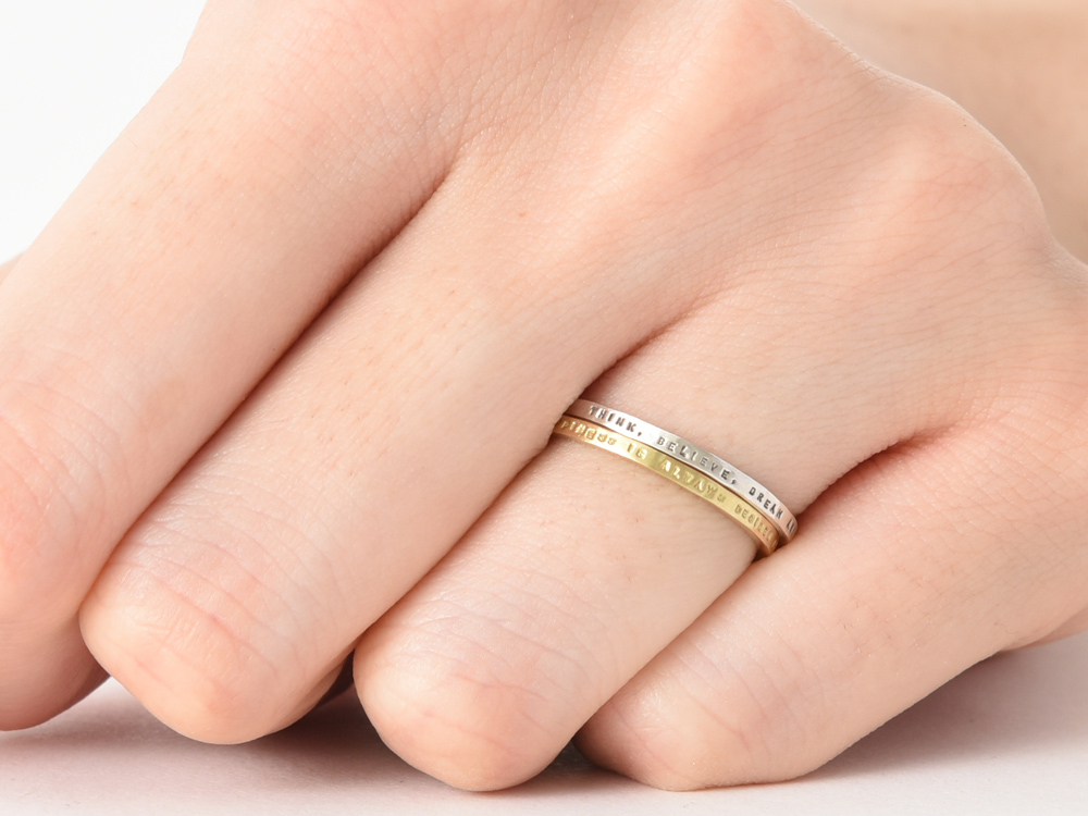 重ね着けリング着用例（2） – 華奢で細いメッセージリング