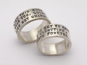 シルバーのペアリング　刻印