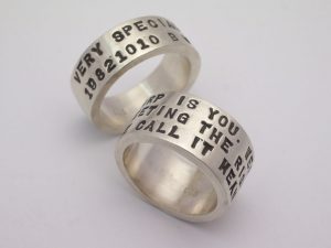 シルバーのペアリング　刻印
