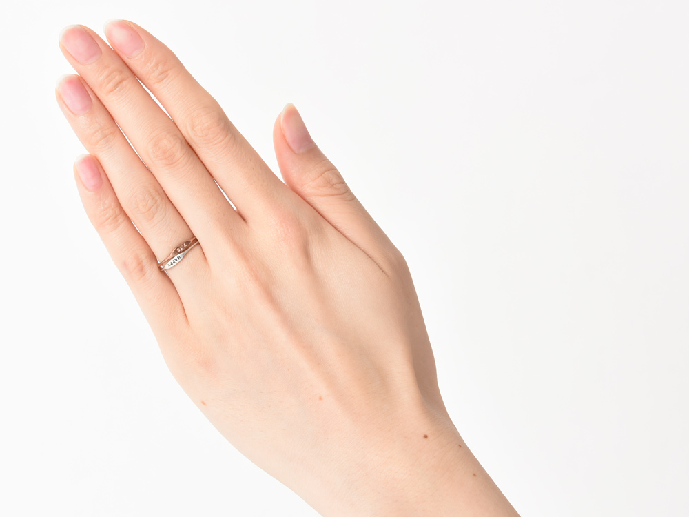 重ね着けリング着用例 – 華奢で細いメッセージリング